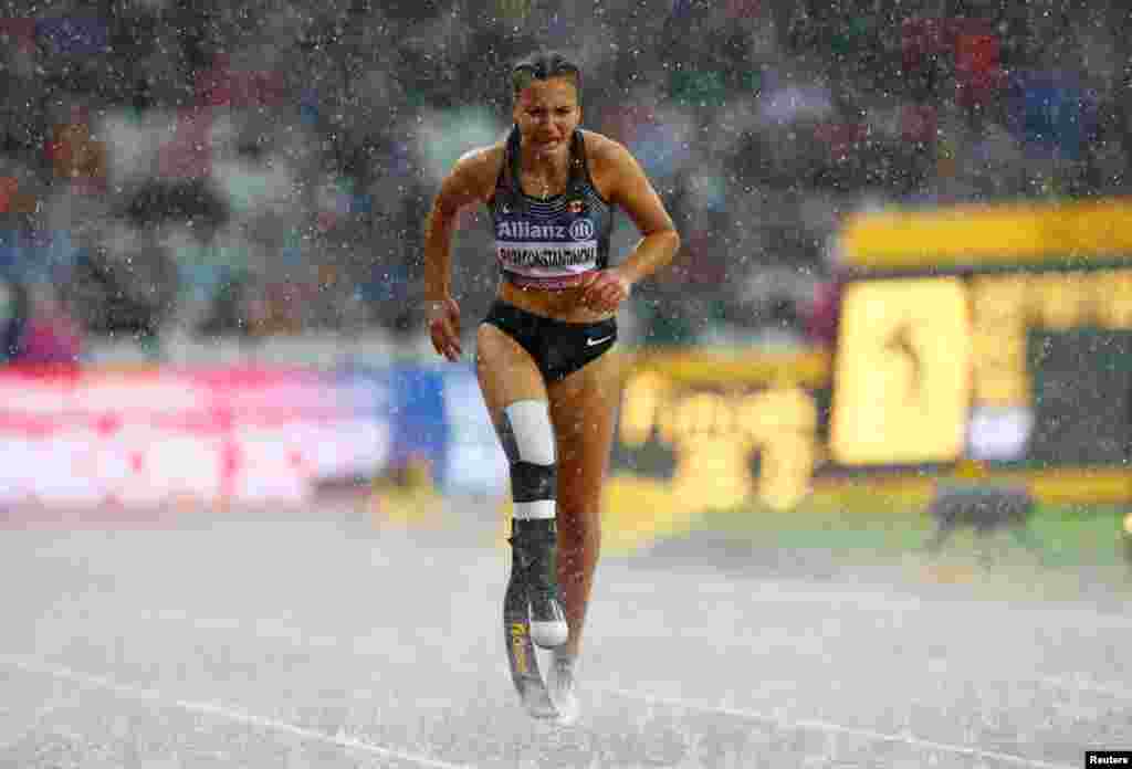 Atlet difabel Kanada Marissa Papaconstantinou berusaha melewati garis finish setelah terjatuh pada nomor 200 meter &nbsp;Kejuaraan Dunia Atletik Khusus.
