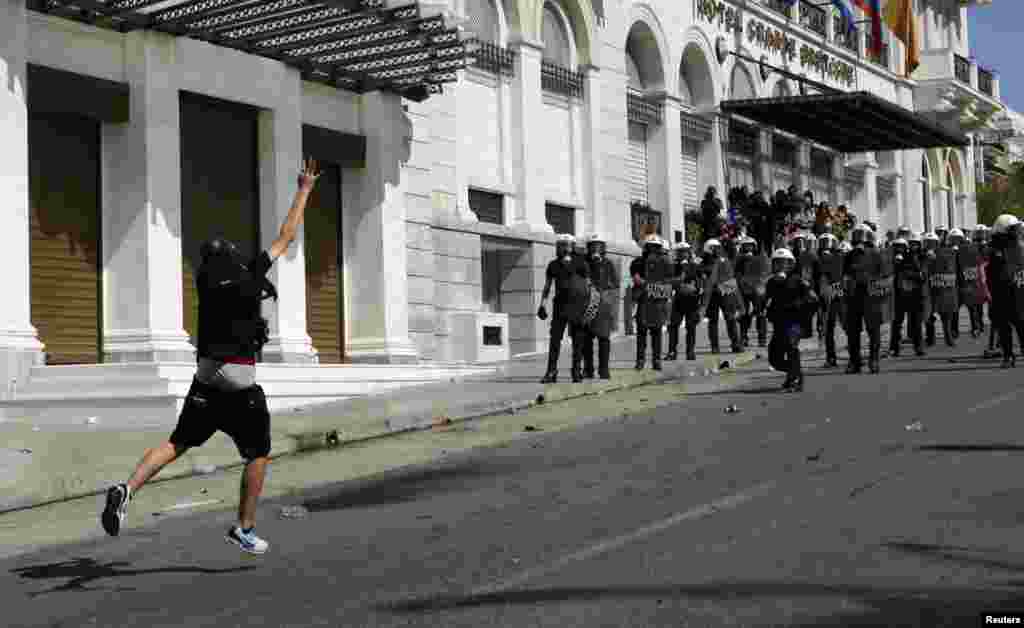 Afinada nümayiş zamanı iğtişaş polisi və etirazçı