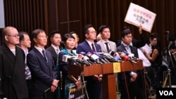 多名離場抗議特首林鄭月娥打壓記者的民主派議員會見傳媒。(美國之音特約記者 湯惠芸拍攝 )