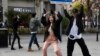 Jóvenes chinos bailan en las calles de Wuhan tras el levantamiento a la cuarentena de más de dos meses en que estuvo sumida la ciudad por el coronavirus.