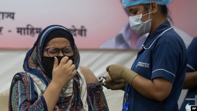 Seorang petugas kesehatan memberikan vaksin COVID-19 di Mumbai, India, Kamis, 2 September 2021. (Foto: AP/Rafiq Maqbool)