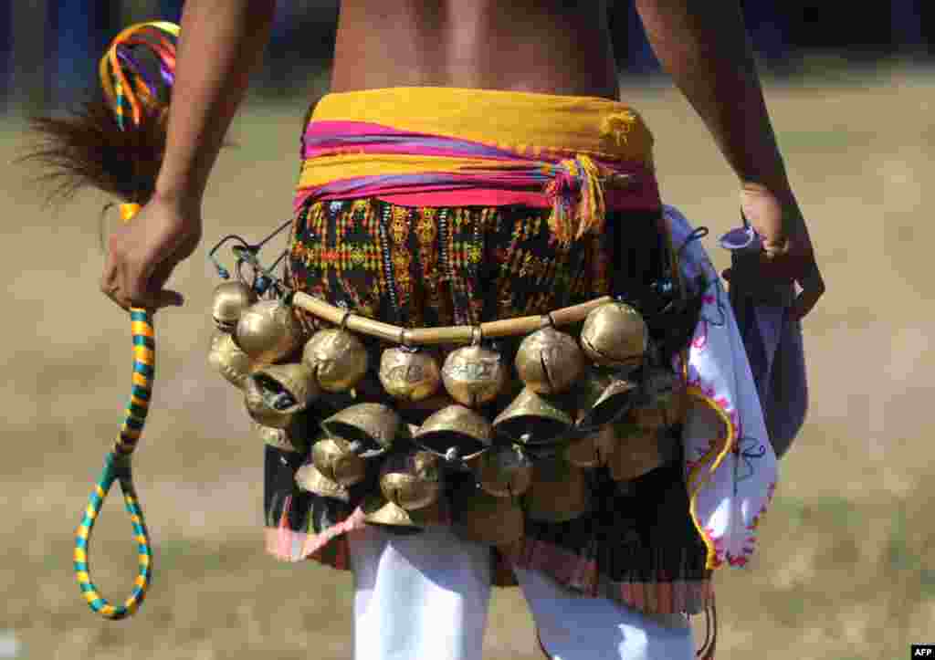 Seorang pria dari Manggarai, Pulau Flores, NTT mengenakan lonceng-lonceng saat melakukan Caci, ritual berkelahi dengan pecut, di Nusa Dua, Bali.