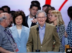 在美国共和党代表大会上，美国国会参议院多数党领袖麦康奈尔（前排，中）和众议院议长瑞安（后排，中）在一起（2016年7月17日）
