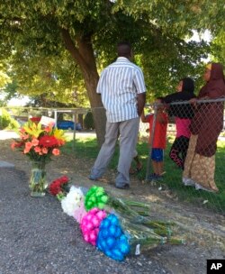 Flores dejadas por personas de buena voluntad yacen afuera de un complejo de apartamentos de Boise, Idaho, el domingo 1 de julio de 2018, donde nueve personas fueron apuñaladas en un ataque con cuchillo la noche anterior. (AP Photo / Rebecca Boone)