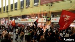 2月6日﹐巴西數百名抗議者在里約熱內盧一座主要車站跟警察發生衝突。抗議公交車和火車的票價大幅度上漲。