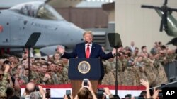트럼프 대통령이 30일, 한국 경기도 평택 오산 미 공군기지를 방문해 미 장병들을 격려하고 있다. 