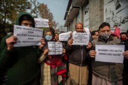 Anggota Konferensi Rakyat Jammu dan Kashmir memegang plakat sambil meneriakkan slogan-slogan dalam aksi protes menuntut pengembalian mayat warga sipil untuk penguburan yang layak, di Srinagar, wilayah Kashmir yang dikuasai India, Kamis, 18 November 2021.