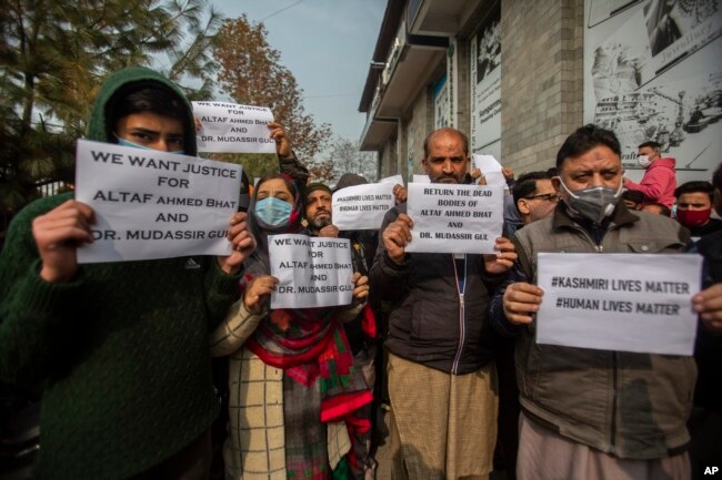 Anggota Konferensi Rakyat Jammu dan Kashmir memegang plakat sambil meneriakkan slogan-slogan dalam aksi protes menuntut pengembalian mayat warga sipil untuk penguburan yang layak, di Srinagar, wilayah Kashmir yang dikuasai India, Kamis, 18 November 2021.