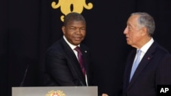 Le président du Portugal Marcelo Rebelo de Sousa (à dr.) et son homologue angolais Joao Lourenco se serrent la main à l'issue d'une conférence de presse commune au palais présidentiel de Belém à Lisbonne, jeudi 22 novembre 2018.