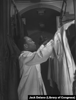 Pullman porter making up an upper berth aboard the "Capitol Limited," bound for Chicago, Illinois, 1942