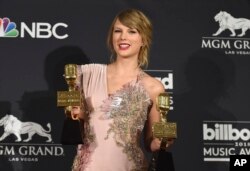 تیلور سوییفت جایزه بهترین هنرمند زن و پرفروش ترین آلبوم سال را گرفت