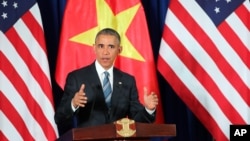 바락 오바마 미국 대통령이 23일 베트남 하노이에서 정상회담을 가진 후 공동기자회견을 하고 있다.
