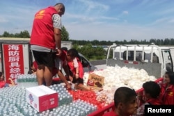 中国志愿者给山东寿光受灾居民送去生活物资。（2018年8月22日）