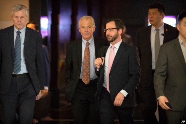 白宫贸易顾问纳瓦罗（左二）离开北京的酒店前去与中国官员进行贸易会谈。（2018年5月4日）