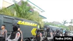Polisi bersenjata patroli di sekitar lokasi bedah buku, di kampus IAIN Surakarta, 9 Mei 2017. (Foto: VOA/Yudha)