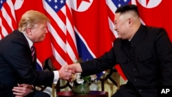 도널드 트럼프 미국 대통령과 김정은 북한 국무위원장이 27일 하노이에서 열린 2차 정상회담에서 악수하고 있다.