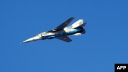 Một máy bay tham gia cuộc diễn tập quân sự của quân đội Syria tại 1 địa điểm bí mật ở Syria, 20/12/2011
