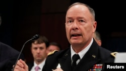 Direktur Badan Keamanan Nasional AS (NSA), Jendral Keith Alexander memberikan kesaksian di hadapan Komisi Intelijen DPR AS hari Selasa (29/10). 