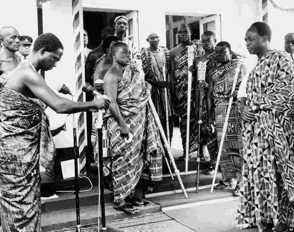 Malaman gargajiya su na barbada maganin&nbsp; nema wa shugaba Kwame Nkrumah albarka a lokacin da zai shiga cikin majalisar dokoki domin bude taro a shekarar 1965.