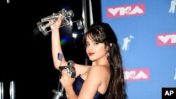 Camila Cabello con sus premios por Artista del Año y Video del Año en la sala de prensa de los MTV Video Music Awards entregados el lunes en el Radio City Music Hall de Nueva York. 20/8/18. 