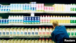 资料照片：新西兰超市出售的新鲜牛奶产品。(2008年6月30日）