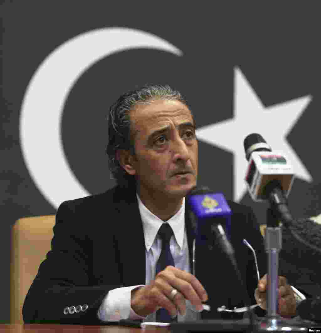 Minister of Culture and Civil Society Habib Mohammed Al-Amin speaks during a news conference&nbsp;about a suicide attack on the checkpoint of Barsis, in Benghazi, Libya, Dec. 22, 2013.&nbsp;