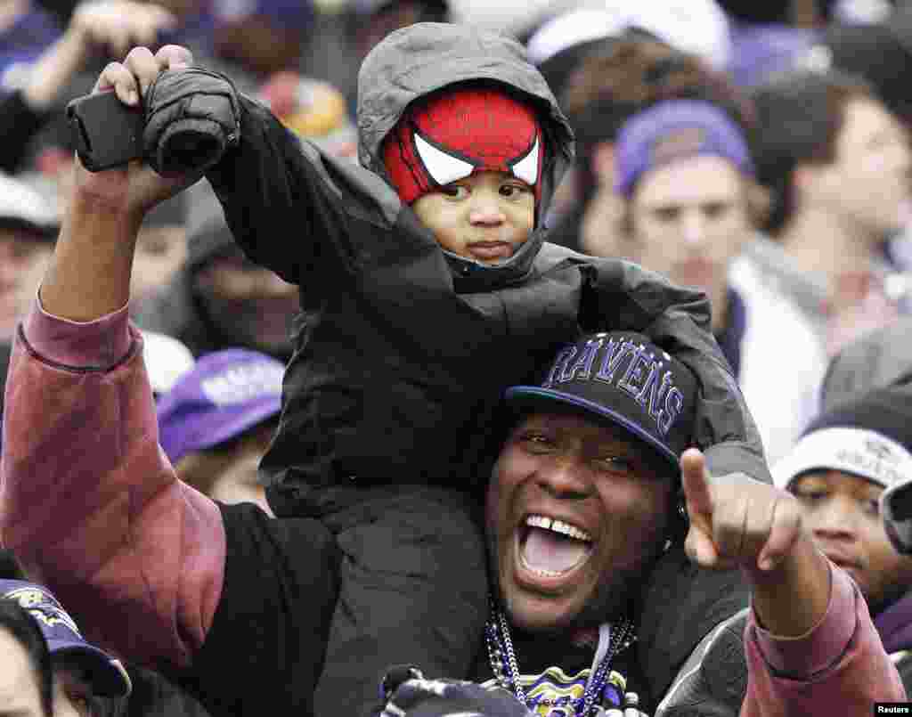 Navijač fudbalskog tima&nbsp; Baltimore Ravens slavi pobjedu njegovog tima i osvajanje &scaron;ampionske titule. Ravens-i su novi prvaci američke profesionalne fudbalske lige.