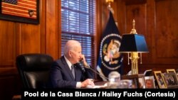 El presidente de Estados Unidos, Joe Biden, conversa por teléfono desde su casa en Wilmington, Delaware, Estados Unidos, el 30 de diciembre de 2021.