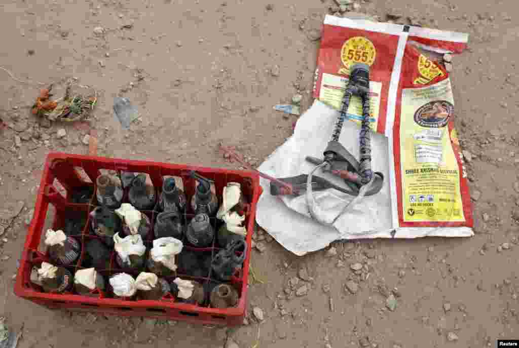 ہنگاموں سے متاثرہ علاقے میں ایک گھر کی چھت سے ملنے والی غلیل اور کچھ پیٹرول بم، جنہیں آگ لگانے کے لیے استعمال کیا گیا۔