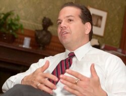 Rhode Island eyaletinden Temsilciler Meclisi üyesi David Cicilline, Temsilciler Meclisi Adalet Komisyonu'nun tekelleşme meselelerine bakan alt komisyonunun başkanı