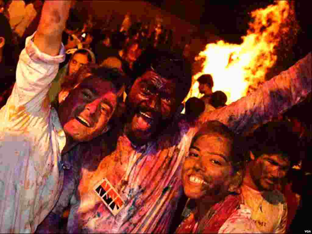 کراچی میں ہندو برادری سے اظہار یکجہتی کیلئے نوجوان طلبا بھی شریک رہے