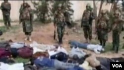 Gambar dari video yang diambil kantor pers pemerintah Libya ini menunjukkan pasukan pemerintah dengan sejumlah pemberontak yang ditahan di Misrata (5/3).
