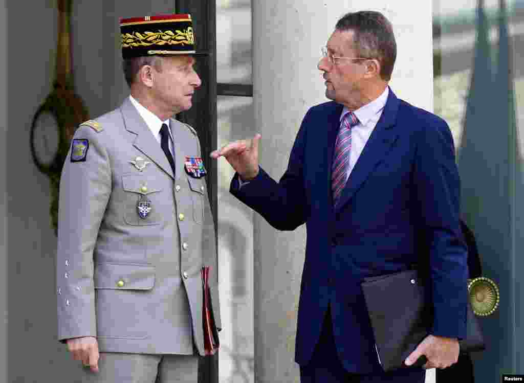 General Pierre de Villiers (left), French Army Chief of Staff, talks with Bernard Bajolet, head of France's DGSE external intelligence agency, after a war cabinet meeting at the Elysee Palace in Paris, Sept. 25, 2014. 