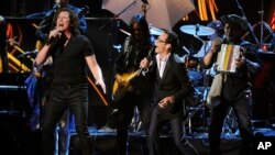 Carlos Vives y Marc Anthony durante su actuación en la 15 entrega de los Premios Latin Grammy 2014 donde Vives dedicó su premio a Colombia y al presidente Obama.