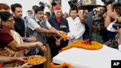 Bharatiya Janata Party (BJP) President Nitin Gadkari pays homage to martyrs of the 1962 India-China war before that start of a commemorative journey, in Gauhati, India, Oct. 18, 2012.