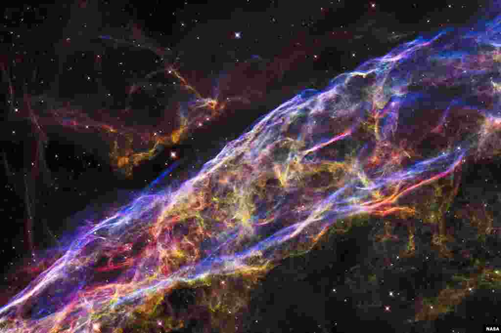 NASA&#39;s Hubble Space Telescope has unveiled a small section of the expanding remains of a massive star that exploded about 8,000 years ago.​ Called the Veil Nebula, the debris is one of the best-known supernova remnants, deriving its name from its delicate, draped filamentary structures. (Image Credit: NASA/ESA/Hubble Heritage Team)