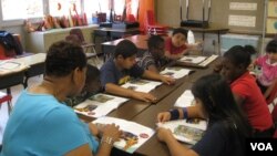 Teacher Gloria Pegram leads a summer school session at Bushman Elementary in Dallas, Texas. (VOA/B. Zeeble)