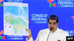 El presidente Nicolás Maduro muestra el mapa de Venezuela, incluyendo el territorio del Esequibo, que históricamente se marcaba como zona en reclamación.