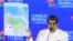 El presidente Nicolás Maduro muestra el mapa de Venezuela, incluyendo el territorio del Esequibo, que históricamente se marcaba como zona en reclamación.