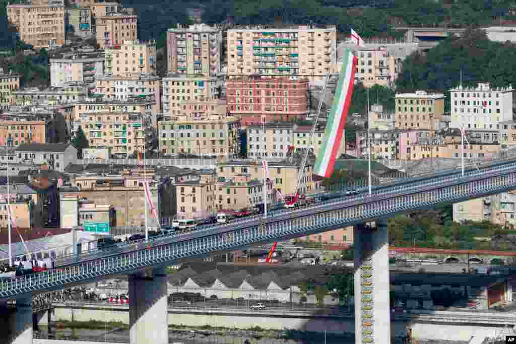 دو سال پیش بخشی از پل هوایی جنوا در شمال ایتالیا فرو ریخت که دست‌کم ۴۳ نفر کشته شدند. حال ایتالیا به جای آن یک پل جدید ساخته است. 
