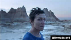 La actriz Frances McDormand, en una escena de la película Nomadland de la directora Choe Zhao. Cortesía: @Nomadland.