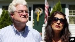 Diane y John Foley, padres del reportero decapitado por el Estado Islámico, conversan con la prensa frente a su residencia en Rochester, New Hampshire.