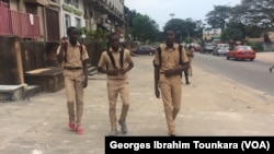 La police ivoirienne patrouillent le 17 septembre 2017 à Abidjan, en Côte d'Ivoire. (VOA/Georges Ibrahim Tounkara)