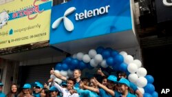  ရန်ကုန်မြို့Telenor အရောင်းပြခန်းတခု ဖွင့်လှစ်ခဲ့စဉ် (၂၆၊၁၁၊၂၀၁၄) (ဓာတ်ပုံ - AP) 