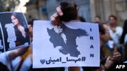 تصویری از مهسا امینی روی نقشه ایران و با هشتگ مهسا امینی که در ترکیه و در دست معترضان دیده شده است - آرشیو