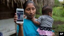 Claudia Maquin (27 tahun) menunjukkan foto putrinya, Jakelin Caal Maquin yang meninggal di tahanan imigrasi AS (foto: dok). 