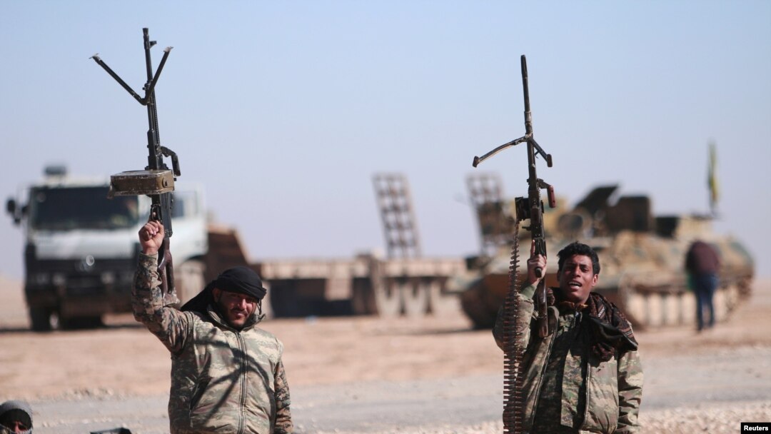 Anggota Pasukan Demokratis Suriah (SDF) mengangkat senjata mereka di utara kota Raqqa, Suriah, 3 Februari 2017. (Foto: dok).