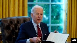 El presidente de Estados Unidos, Joe Biden, firma varios decretos relacionados con la salud, el jueves 28 de enero de 2021 en la Casa Blanca.