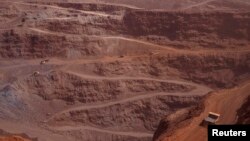 Un camion conduit le long d'une route pour aller à la mine de Zouerate, Mauritanie, le 23 juin 2014.