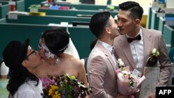 台灣兩對同性伴侶在台北信義區戶政事務所登記結婚。（2019年5月24日）